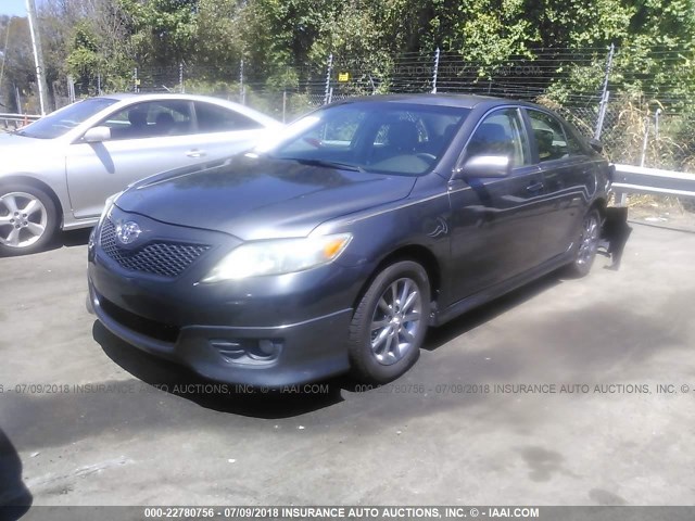 4T1BF3EK7BU682756 - 2011 TOYOTA CAMRY SE/LE/XLE GRAY photo 2