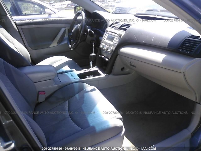 4T1BF3EK7BU682756 - 2011 TOYOTA CAMRY SE/LE/XLE GRAY photo 5