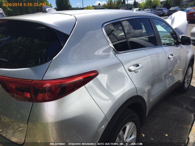 KNDPMCAC9J7444810 - 2018 KIA SPORTAGE LX SILVER photo 17