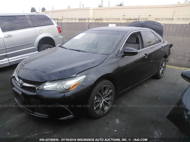 4T1BF1FK4FU009626 - 2015 TOYOTA CAMRY LE/XLE/SE/XSE BLACK photo 2