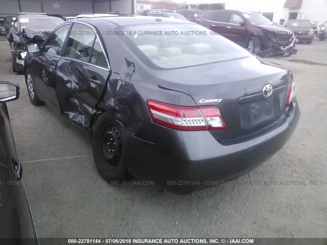 4T1BF3EK1BU121727 - 2011 TOYOTA CAMRY SE/LE/XLE GRAY photo 3