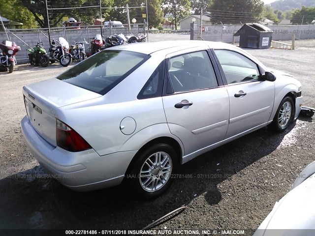 1FAFP34N27W122384 - 2007 FORD FOCUS ZX4/S/SE/SES 银色 照片 4