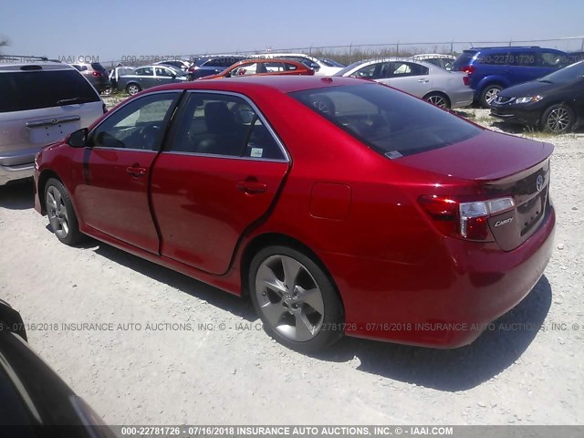 4T1BK1FK8DU527487 - 2013 TOYOTA CAMRY SE/XLE RED photo 3