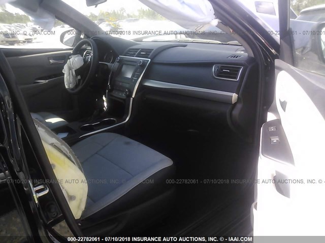 4T1BF1FK9HU273993 - 2017 TOYOTA CAMRY LE/XLE/SE/XSE BLACK photo 5