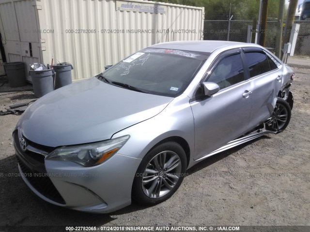 4T1BF1FK1FU024861 - 2015 TOYOTA CAMRY LE/XLE/SE/XSE SILVER photo 2