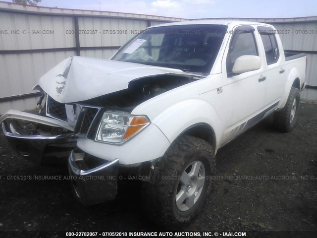 1N6AD07W66C412897 - 2006 NISSAN FRONTIER CREW CAB LE/SE/OFF ROAD WHITE photo 2