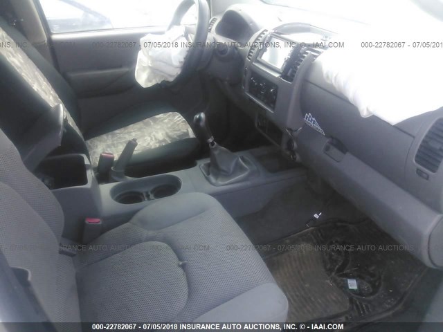 1N6AD07W66C412897 - 2006 NISSAN FRONTIER CREW CAB LE/SE/OFF ROAD WHITE photo 5