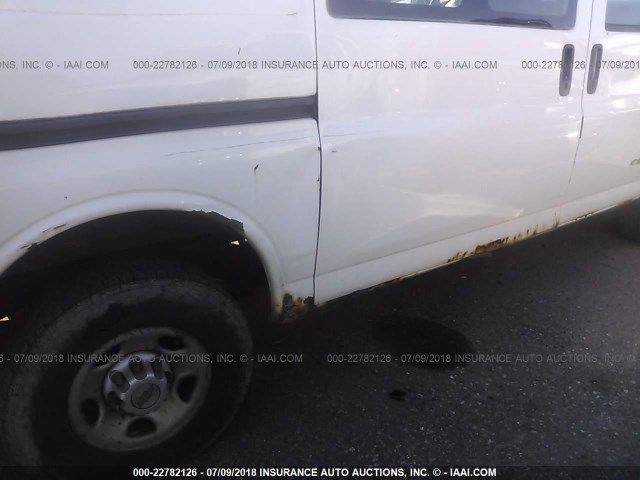 1GCHG35U931204502 - 2003 CHEVROLET EXPRESS G3500  WHITE photo 6