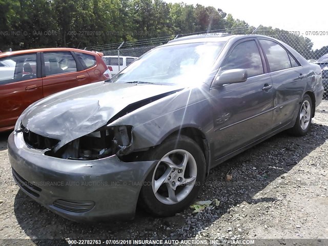 4T1BE30K22U603360 - 2002 TOYOTA CAMRY LE/XLE/SE ნაცრისფერი ფოტო 2