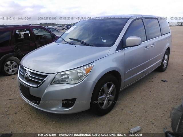 2V4RW3D11AR231142 - 2010 VOLKSWAGEN ROUTAN SE SILVER photo 2