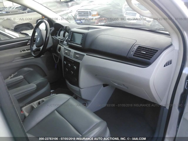 2V4RW3D11AR231142 - 2010 VOLKSWAGEN ROUTAN SE SILVER photo 5