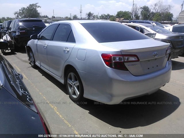 4T1BF1FKXDU271275 - 2013 TOYOTA CAMRY L/SE/LE/XLE 银色 照片 3