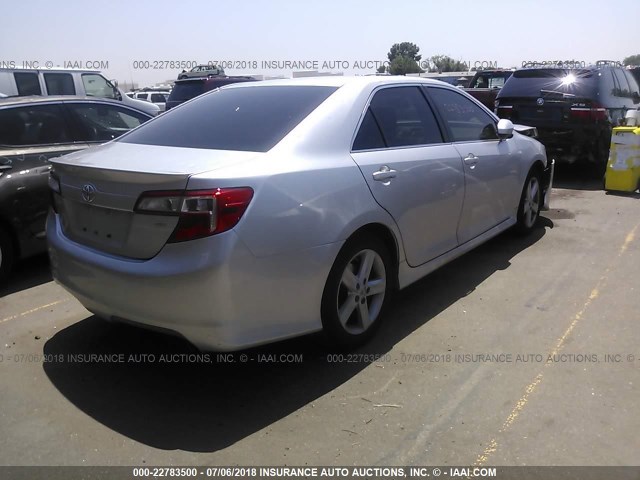 4T1BF1FKXDU271275 - 2013 TOYOTA CAMRY L/SE/LE/XLE 银色 照片 4