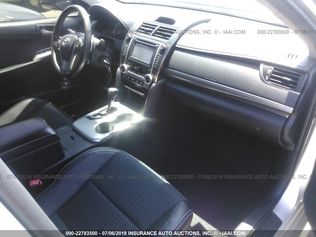 4T1BF1FKXDU271275 - 2013 TOYOTA CAMRY L/SE/LE/XLE 银色 照片 5