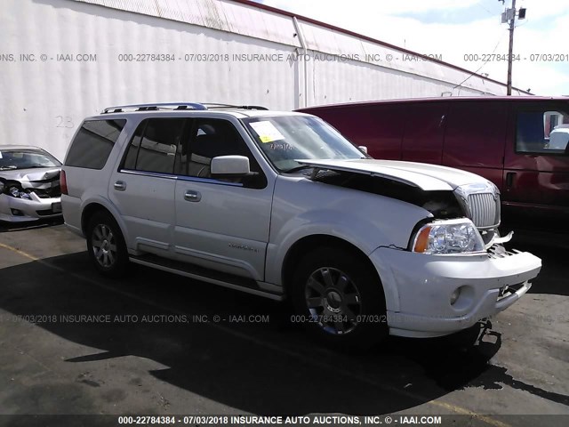 5LMFU28RX4LJ37148 - 2004 LINCOLN NAVIGATOR Weiß Foto 1