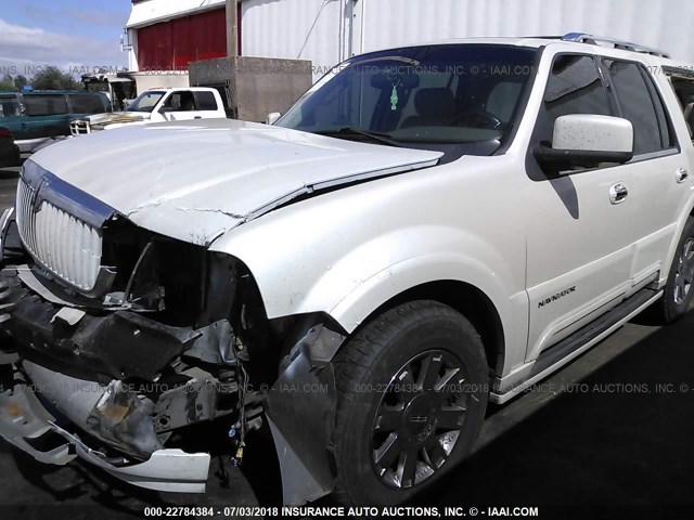 5LMFU28RX4LJ37148 - 2004 LINCOLN NAVIGATOR Weiß Foto 2