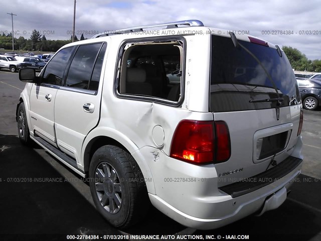 5LMFU28RX4LJ37148 - 2004 LINCOLN NAVIGATOR Weiß Foto 3