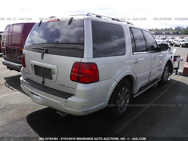 5LMFU28RX4LJ37148 - 2004 LINCOLN NAVIGATOR Weiß Foto 4