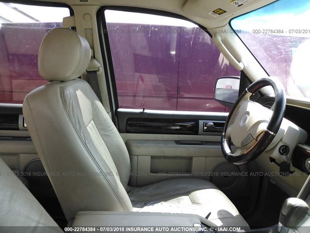 5LMFU28RX4LJ37148 - 2004 LINCOLN NAVIGATOR Weiß Foto 5