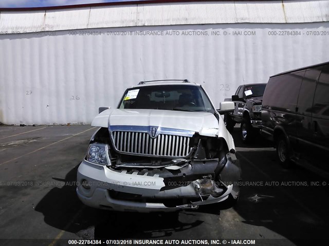 5LMFU28RX4LJ37148 - 2004 LINCOLN NAVIGATOR Weiß Foto 6