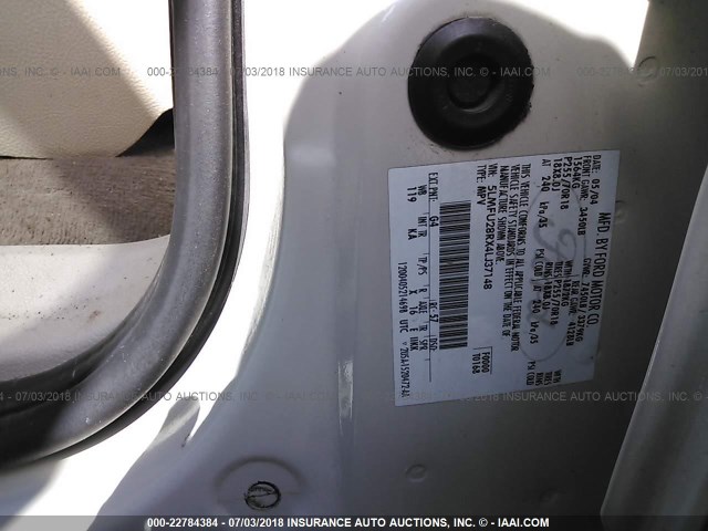 5LMFU28RX4LJ37148 - 2004 LINCOLN NAVIGATOR Weiß Foto 9