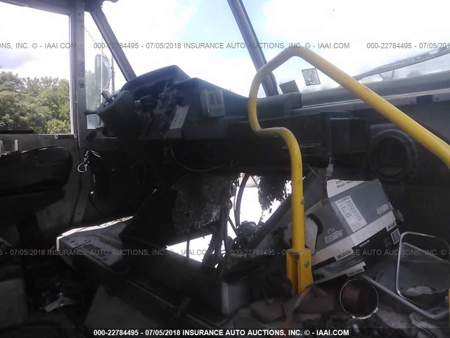 4UZAAPBW66CW61532 - 2006 FREIGHTLINER CHASSIS M LINE WALK-IN VAN WHITE photo 5