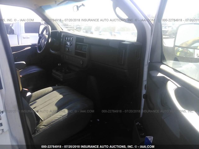 1GCWGGCA2B1163717 - 2011 CHEVROLET EXPRESS G2500  WHITE photo 5