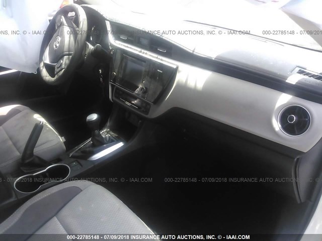 5YFBURHE7HP691305 - 2017 TOYOTA COROLLA L/LE/XLE/SE/XSE WHITE photo 5