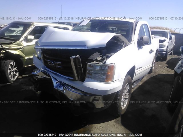 2GTEC19C181261136 - 2008 GMC SIERRA C1500 WHITE photo 2