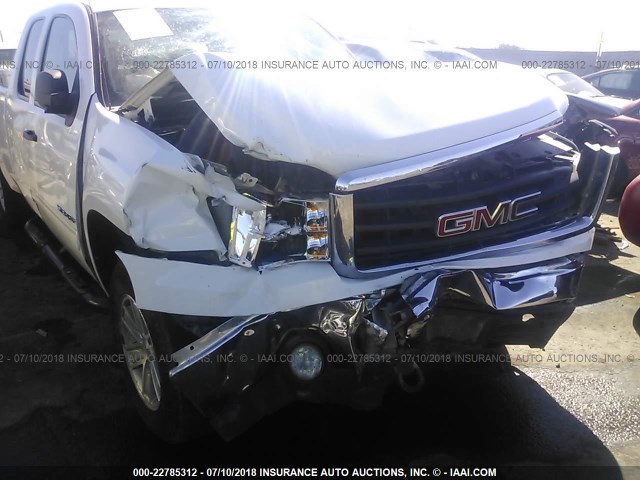 2GTEC19C181261136 - 2008 GMC SIERRA C1500 WHITE photo 6