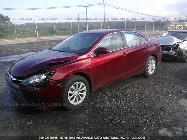 4T1BF1FK9FU990651 - 2015 TOYOTA CAMRY LE/XLE/SE/XSE RED photo 2