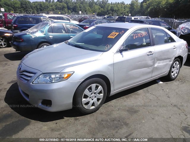 4T4BF3EK5AR004026 - 2010 TOYOTA CAMRY SE/LE/XLE SILVER photo 2