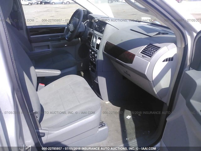 2A4RR5D17AR221982 - 2010 CHRYSLER TOWN & COUNTRY TOURING SILVER photo 5