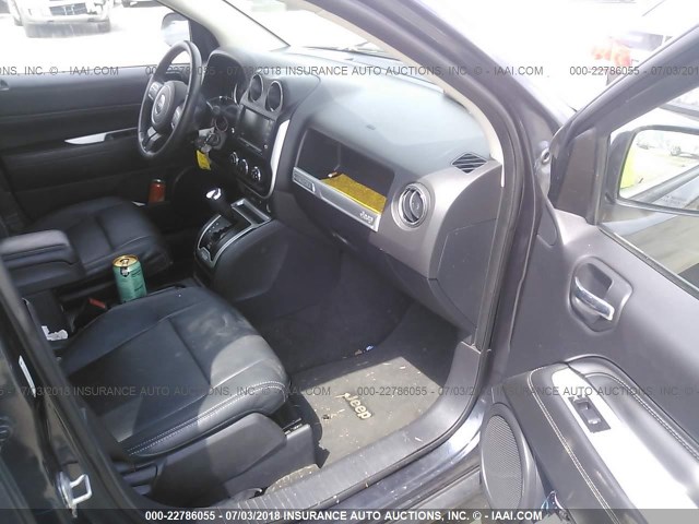 1C4NJCEA1ED886819 - 2014 JEEP COMPASS LATITUDE 灰色 照片 5