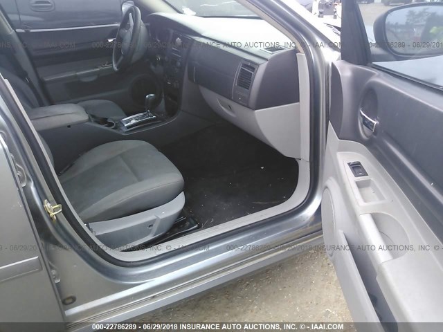 2D8FV47TX6H414914 - 2006 DODGE MAGNUM SE GRAY photo 5