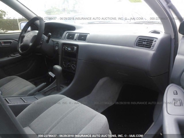 JT2BF22K310297552 - 2001 TOYOTA CAMRY CE/LE/XLE WHITE photo 5