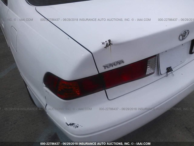 JT2BF22K310297552 - 2001 TOYOTA CAMRY CE/LE/XLE WHITE photo 6