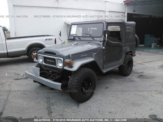 FJ40937975 - 1983 TOYOTA LAND CRUISER FJ40 GRAY photo 2