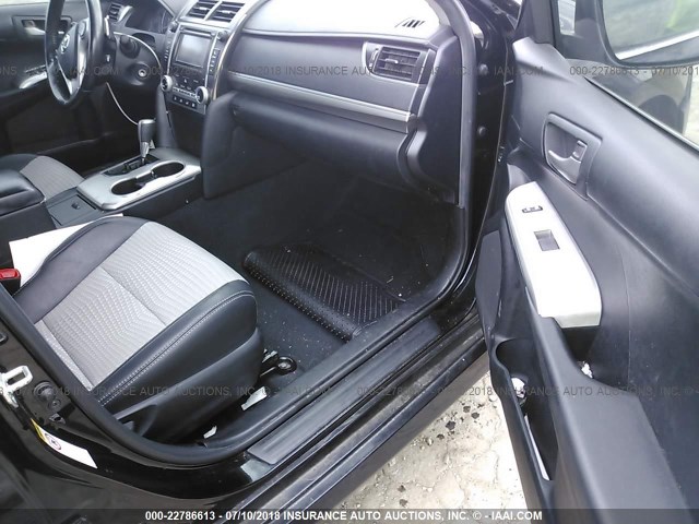 4T1BF1FKXCU035580 - 2012 TOYOTA CAMRY SE/LE/XLE BLACK photo 5