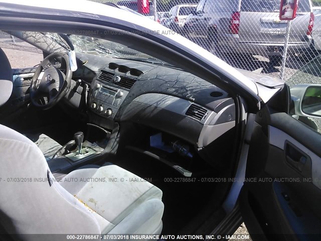 4T1CE38P04U801569 - 2004 TOYOTA CAMRY SOLARA SE/SLE ვერცხლისფერი ფოტო 5