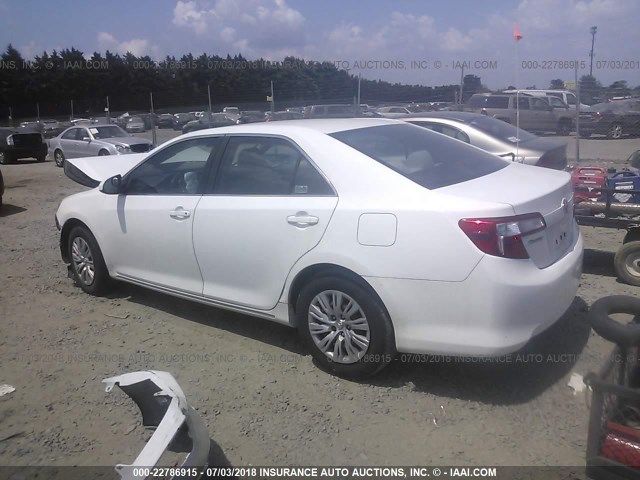 4T1BF1FK5CU510049 - 2012 TOYOTA CAMRY SE/LE/XLE WHITE photo 3