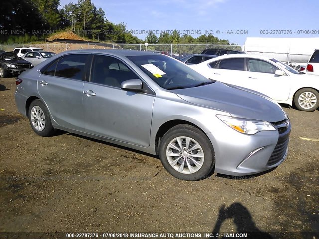 4T4BF1FK7FR472172 - 2015 TOYOTA CAMRY LE/XLE/SE/XSE SILVER photo 1