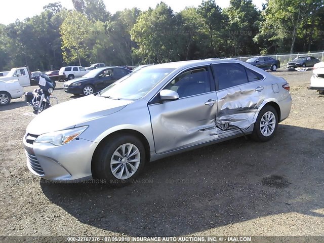 4T4BF1FK7FR472172 - 2015 TOYOTA CAMRY LE/XLE/SE/XSE SILVER photo 2