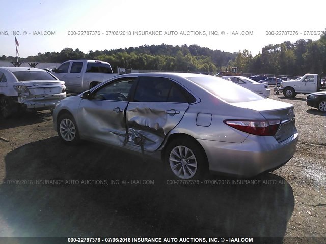 4T4BF1FK7FR472172 - 2015 TOYOTA CAMRY LE/XLE/SE/XSE SILVER photo 3