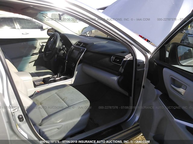 4T4BF1FK7FR472172 - 2015 TOYOTA CAMRY LE/XLE/SE/XSE SILVER photo 5