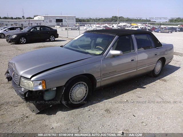 1G6KF5497XU709916 - 1999 CADILLAC DEVILLE CONCOURS SILVER photo 2