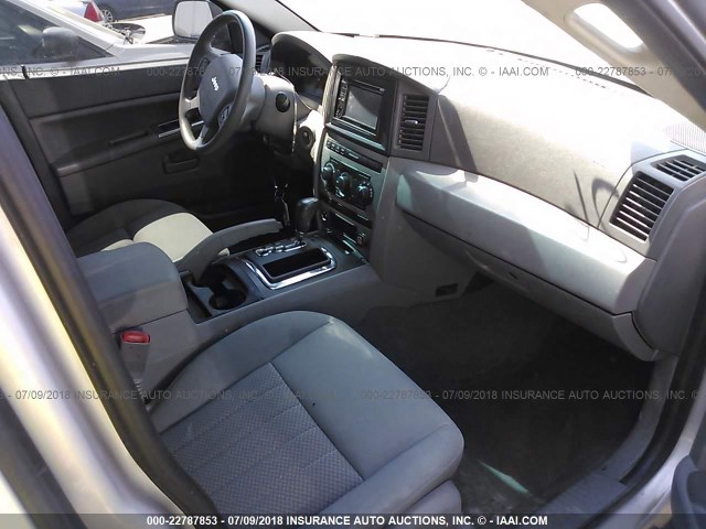 1J4GR48KX5C568757 - 2005 JEEP GRAND CHEROKEE LAREDO/COLUMBIA/FREEDOM 银色 照片 5