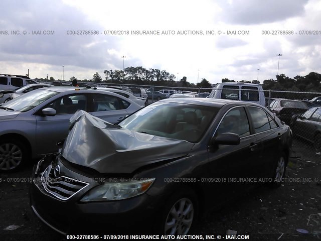 4T4BF3EK6AR029775 - 2010 TOYOTA CAMRY SE/LE/XLE GRAY photo 2