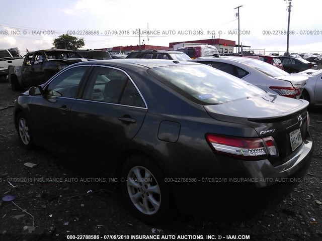 4T4BF3EK6AR029775 - 2010 TOYOTA CAMRY SE/LE/XLE GRAY photo 3