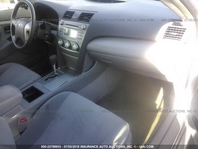 4T1BE46K99U381794 - 2009 TOYOTA CAMRY SE/LE/XLE SILVER photo 5